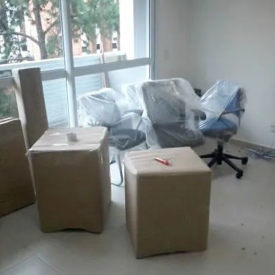 Equipe embalando e empacotando itens para mudança residencial