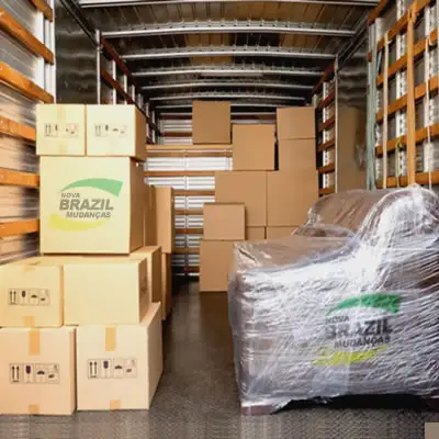 Móveis embalados dentro do caminhão para mudança intermunicipal e interestadual